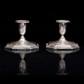 LJUSSTAKAR, ett par, silver. 1900-talets första hälft.