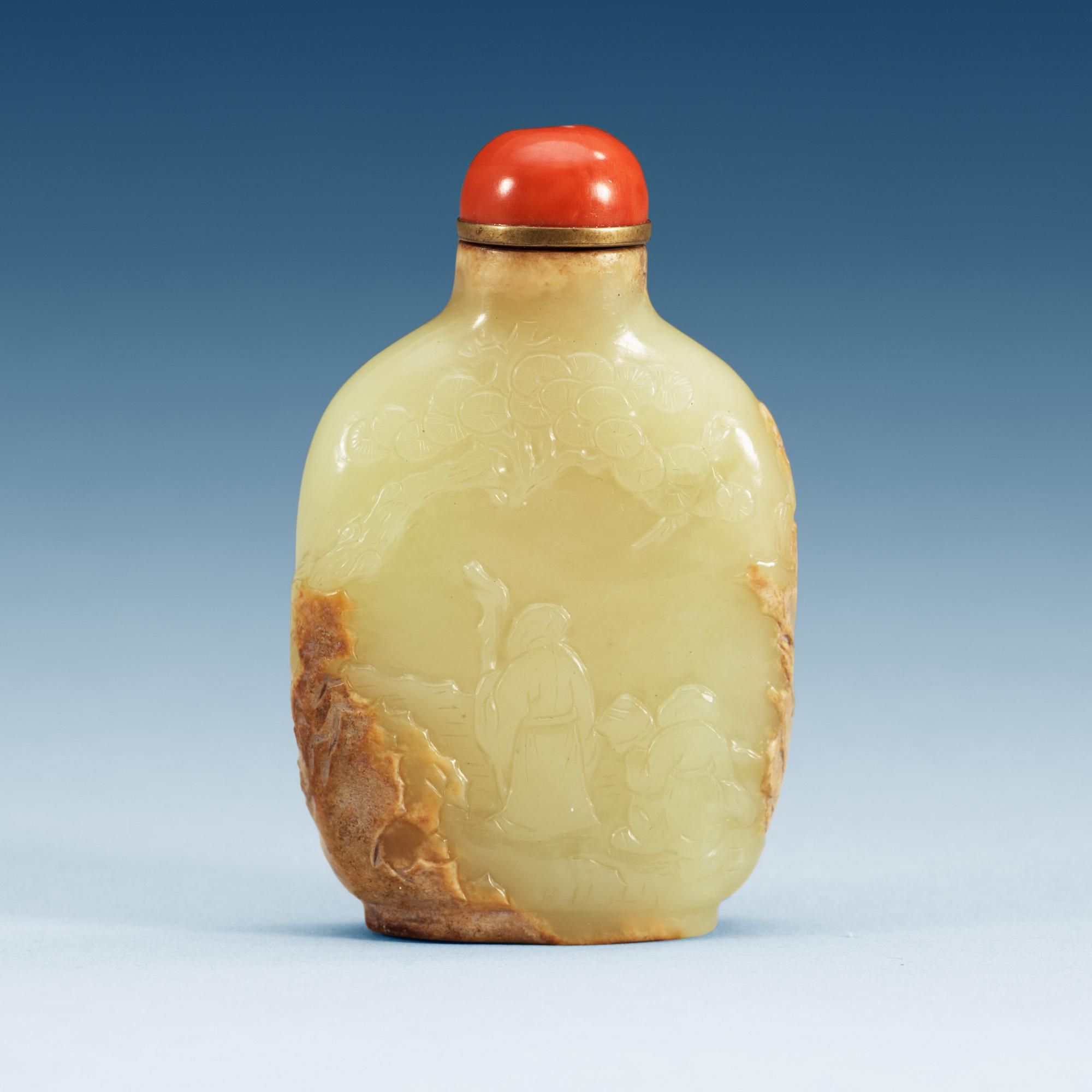 A finely carved nephrite snuff bottle with stopper, Qing dynasty (1644-1912).