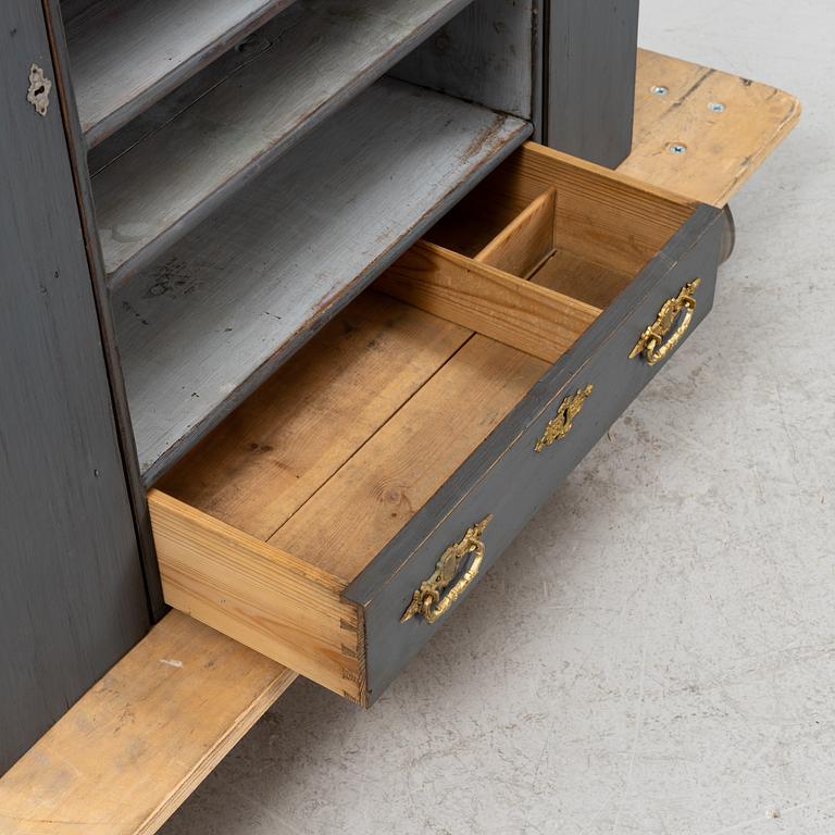 Väggskåp, omkring år 1900.