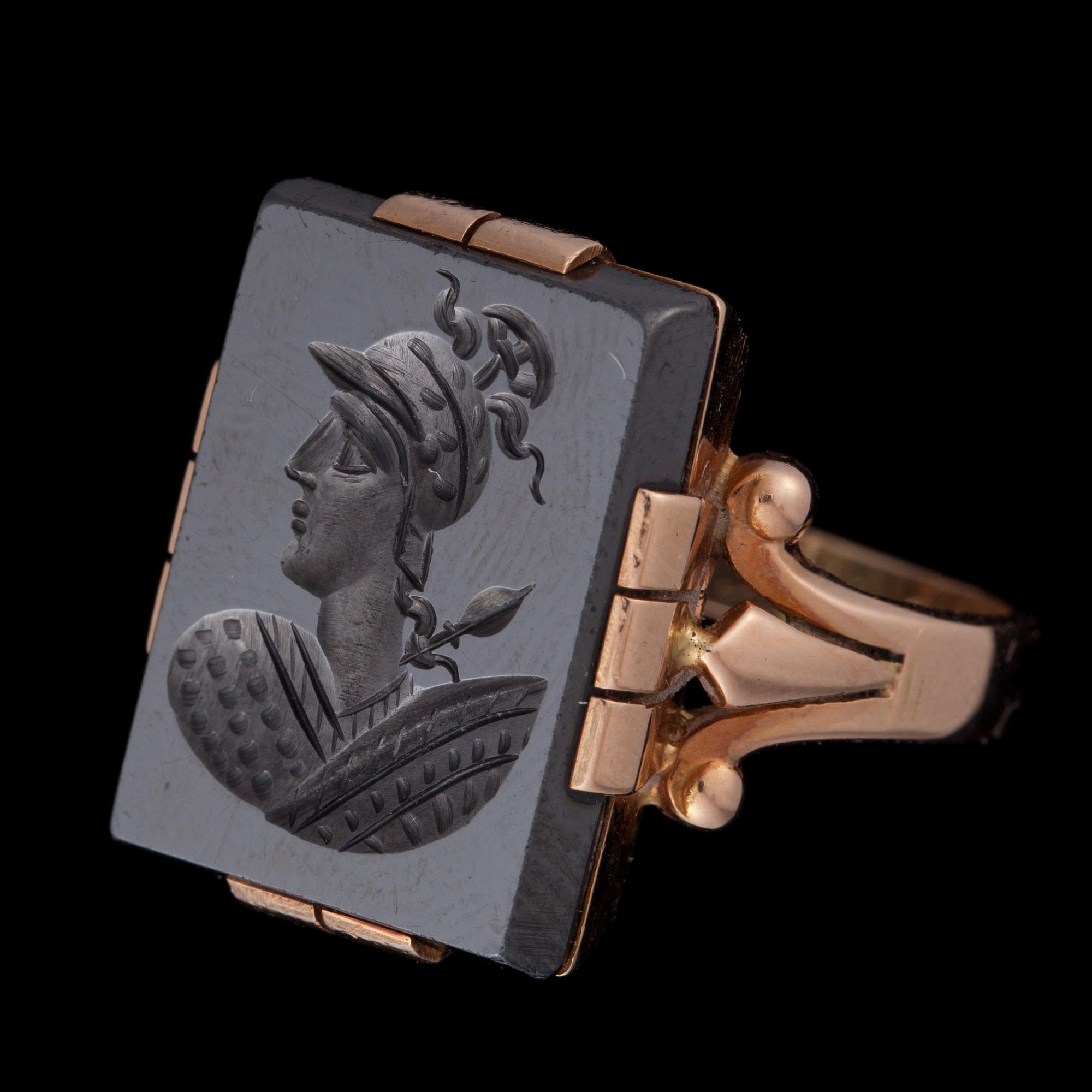 SIGILLRING, 14K guld, hematit. Vikt ca 10,3 g.