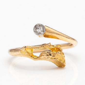 BJÖRN WECKSTRÖM, RING "Diamantbrunn", 18K guld, 8/8 diamant ca 0.02 ct. Lapponia 1972.