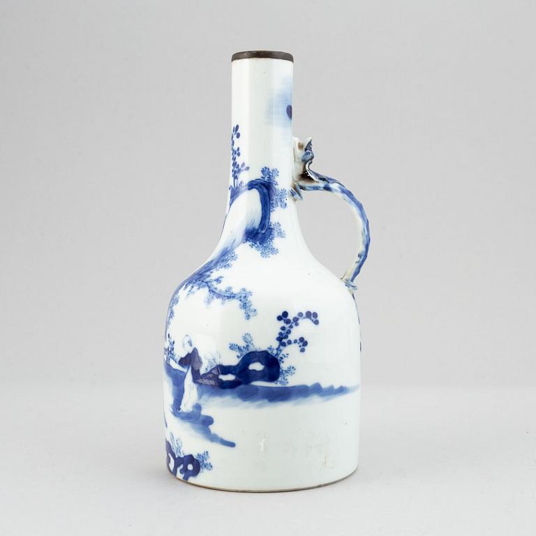 A blue and white ewer/vase, Qing dynasty, 19th Century.