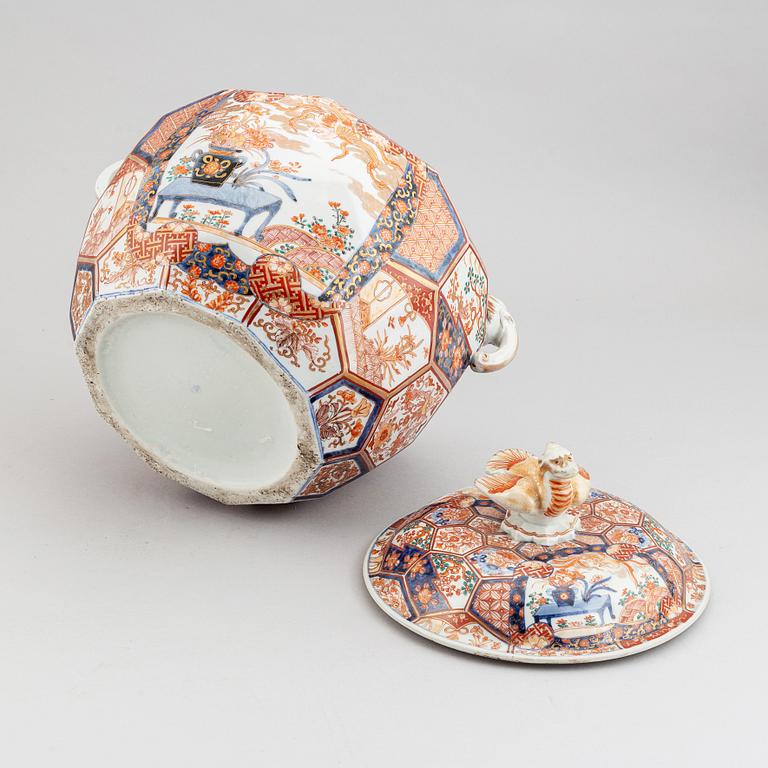 An imari jar with cover, Japan, Meiji (1868-1912).