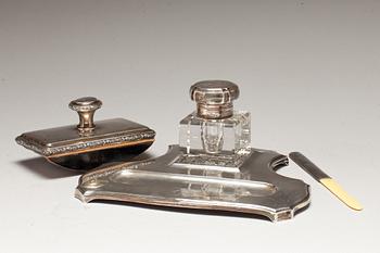 SKRIVBORDSUPPSATS, 4 delar. Nysilver. Sekelskiftet 1800/1900.