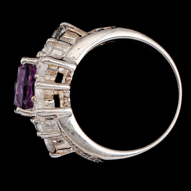 RING, sterlingsilver, ametist ca 3.00 ct, vita topaser tot ca 1.60 ct.