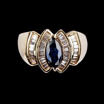 RING, navettslipad blå safir och baguetteslipade diamanter, tot. ca 0.66 ct.