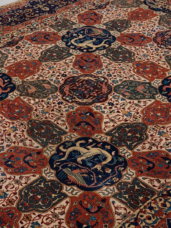 A CARPET, A SEMI-ANTIQUE TABRIZ PETAG, 396,5 x 305,5 cm.