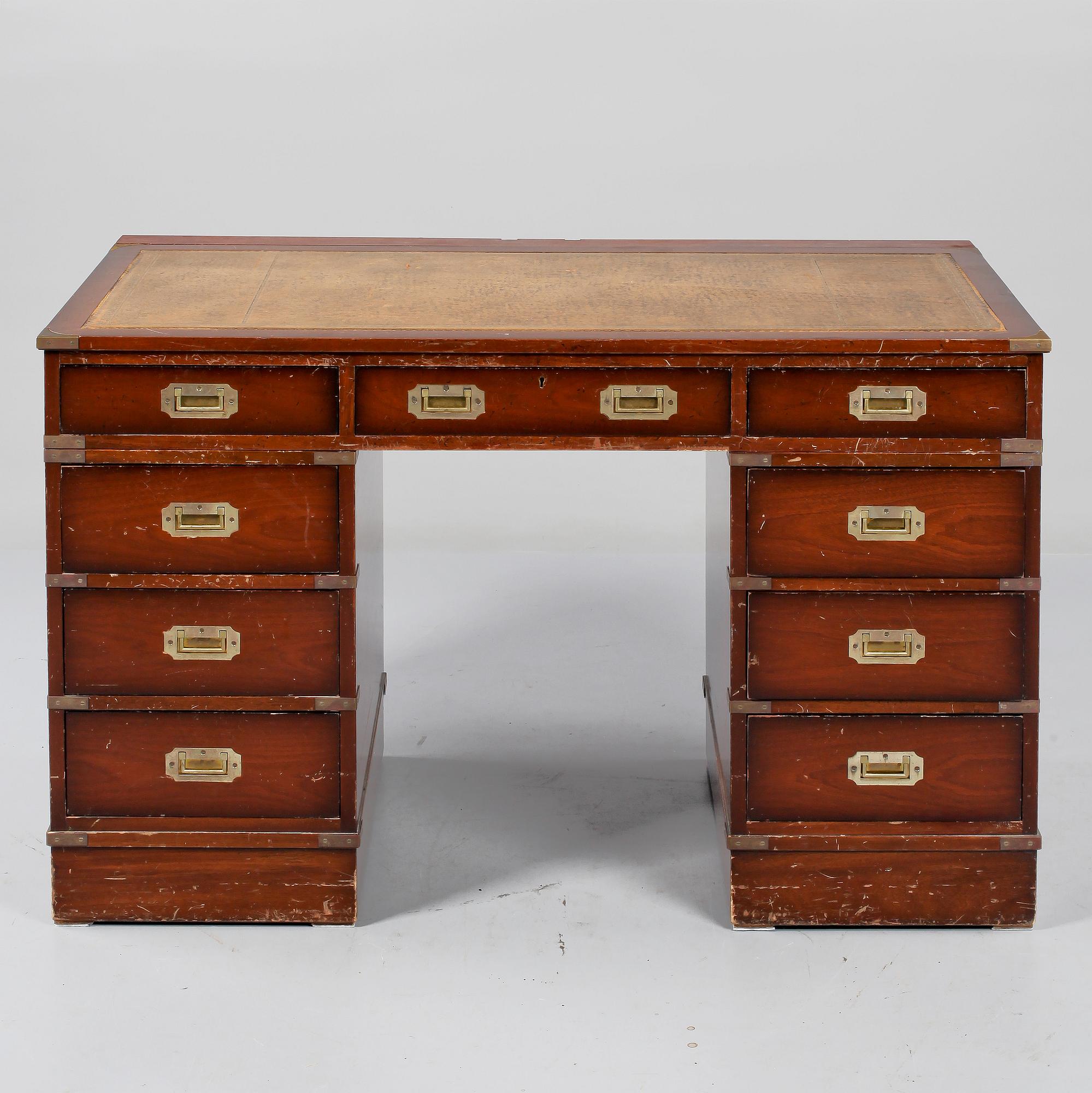 SKRIVBORD, engelsk stil, 1900-talets andra hälft.