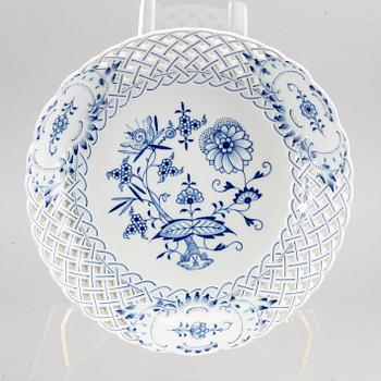 SERVISDELAR, 19 st, porslin, "Lökmönstret", Meissen, Tyskland,