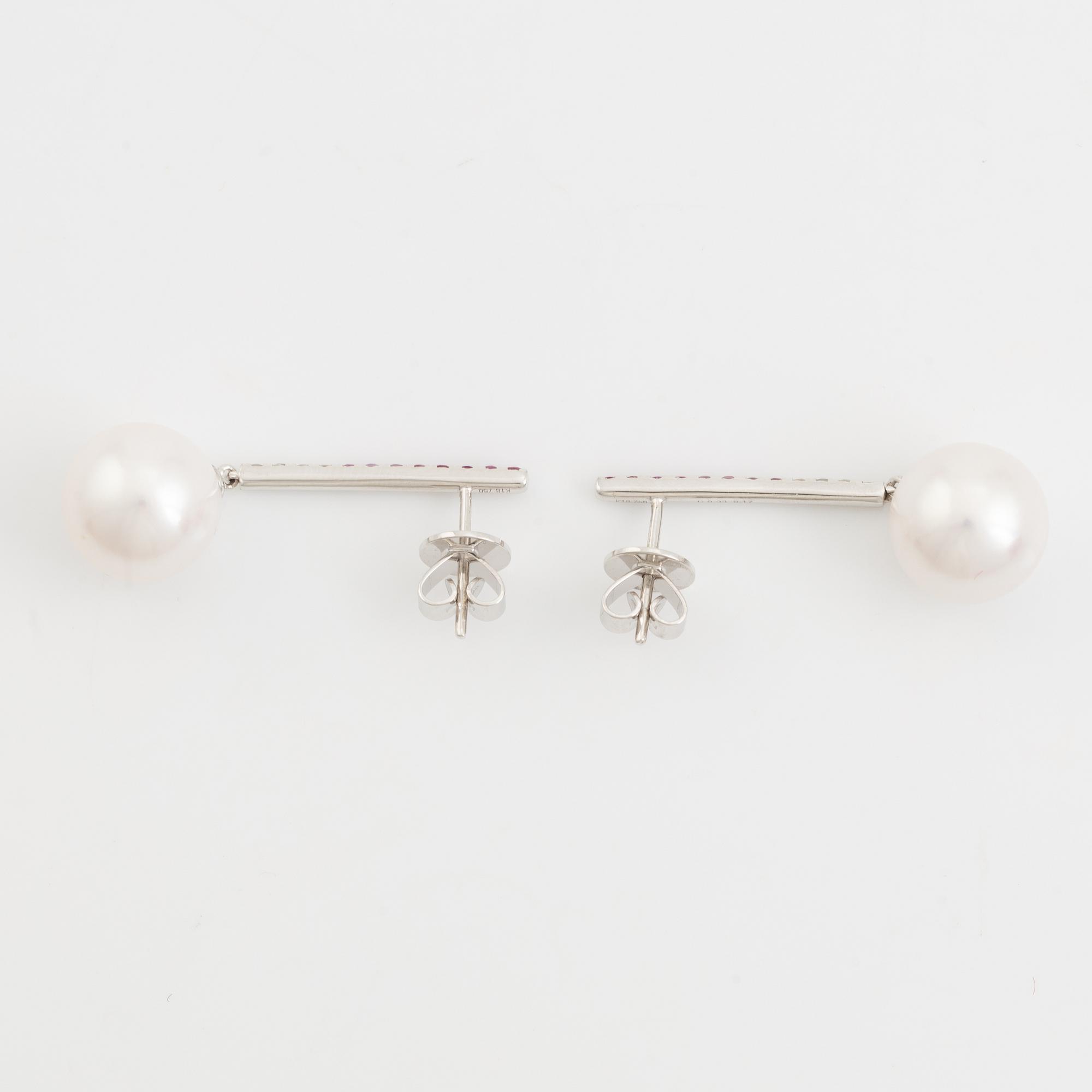 Örhängen, ett par, 18K vitguld med sötvattenpärlor och safirer.