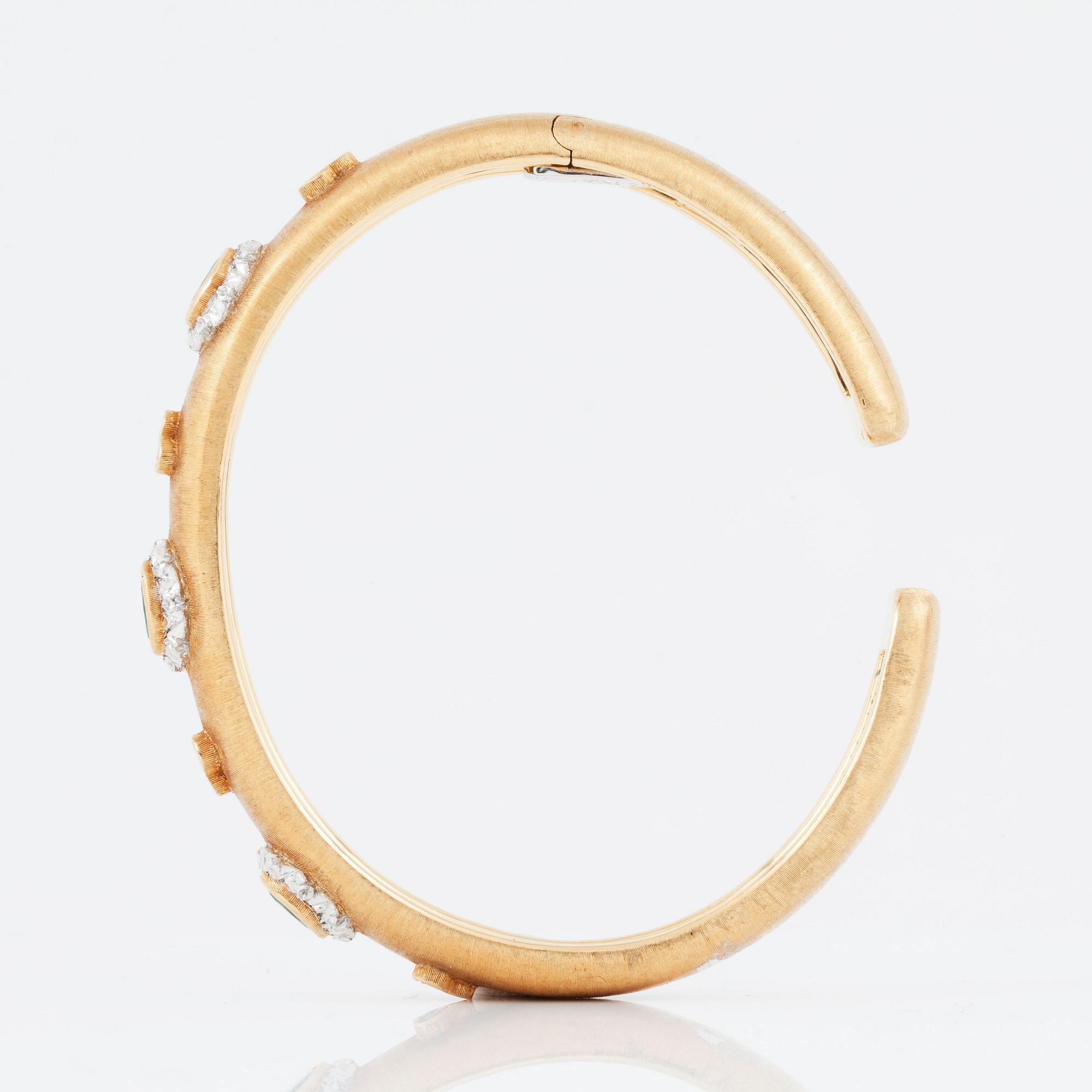 ARMBAND med smaragder signerat M. Buccellati.