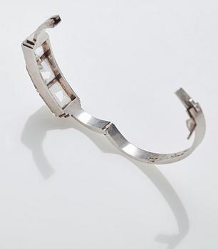 Wiwen Nilsson, armring, Lund 1945, sterlingsilver med fasettslipad bergkristall.