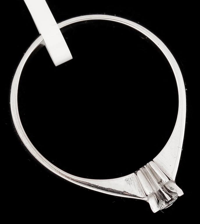 RING, 14k vitguld med diamant 0,07ct. Vikt ca 1,74 gram.