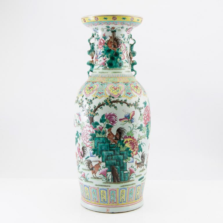 A Chinese famille rose vase, late Qing dynasty/early 20th century.