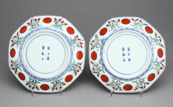 TALLRIKAR, ett par, porslin, Japan, 1900-tal.