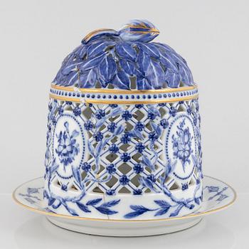 Isklocka / glassklocka på fat, porslin, Royal Copenhagen, "Musselmalet helblond", sent 1700-/tidigt 1800-tal.