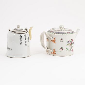 Two Chinese porcelain teapots, Qing dynasty, Qianlong (1736-1795) and 20th Century.