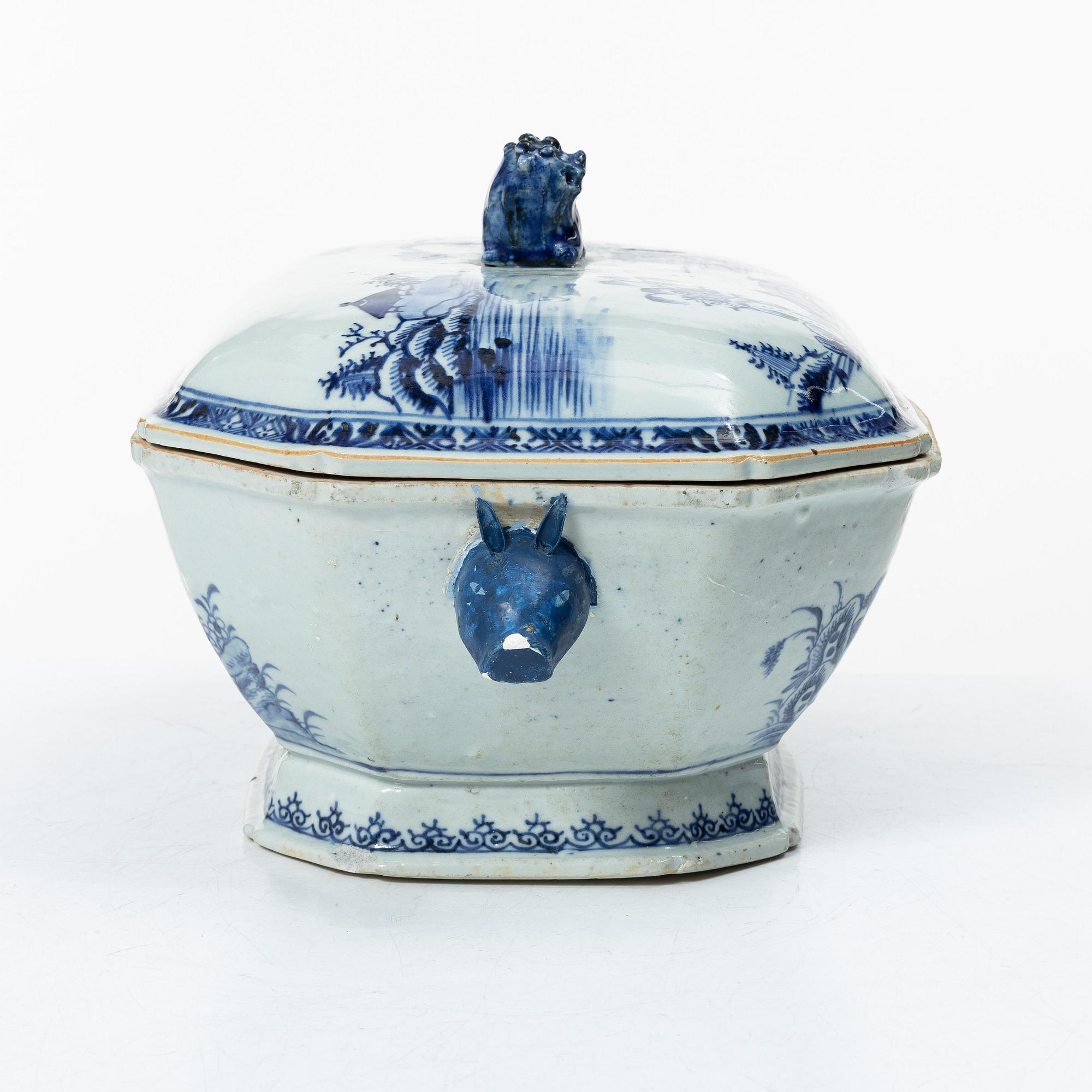 A blue and white export porcelain tureen with cover, and an oval serving dish, China, Qianlong and Jiaqing.