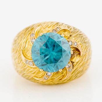 Ring 18K guld med en blå fasettslipad zirkon och åttkantslipade diamanter.
