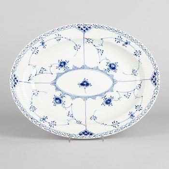 Serveringsfat, porslin, Royal Copenhagen, "Musselmalet Halvblond", modell 533, 1969-73.