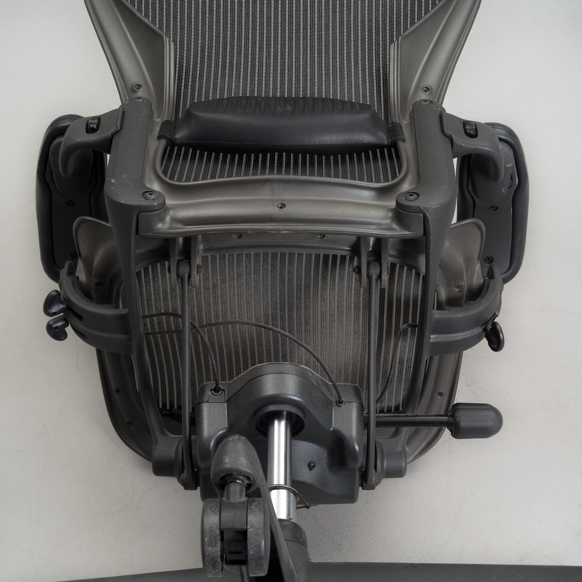 TOIMISTOTUOLI,  "Aeron Chair", Herman Miller.