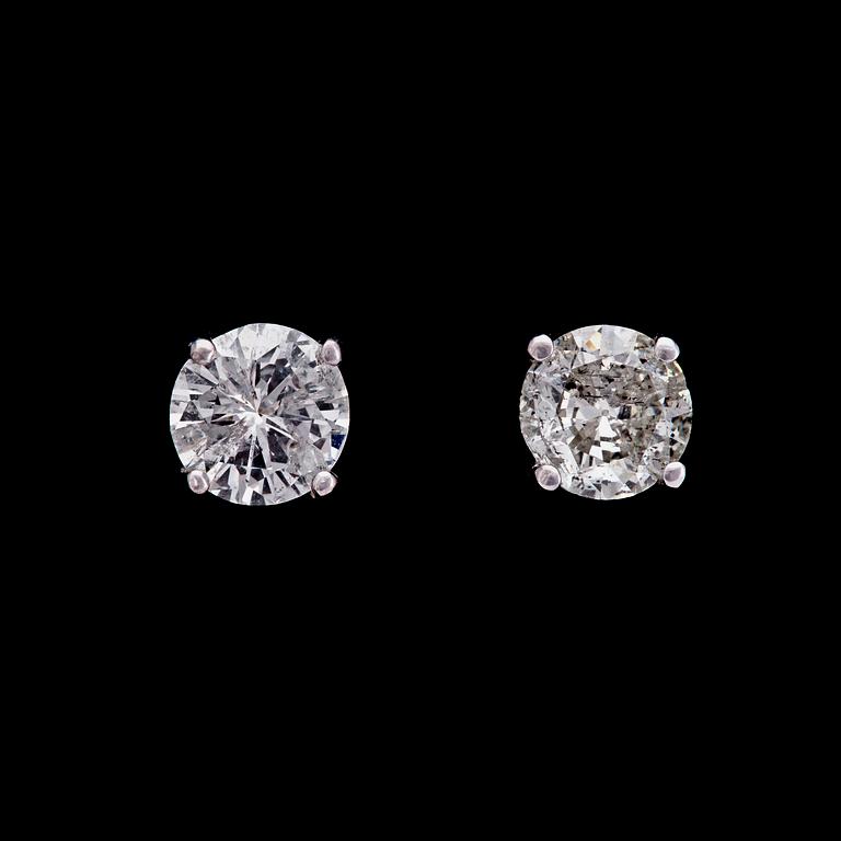 A pair of brilliant cut diamond earstuds, tot. app. 2.20 cts.