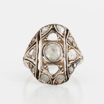 ANTIK RING, silver och låghaltigt vitguld med rosenstenar.