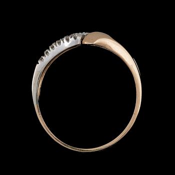 RING, 18k guld samt vitguld med små briljantslipade diamanter, 1900-talets andra hälft. Tot vikt 4,1g.