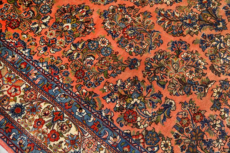 A Sarouk carpet, ca 258 x 210 cm.