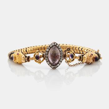 917. An 18K gold bracelet set with amethysts and old-cut diamonds.