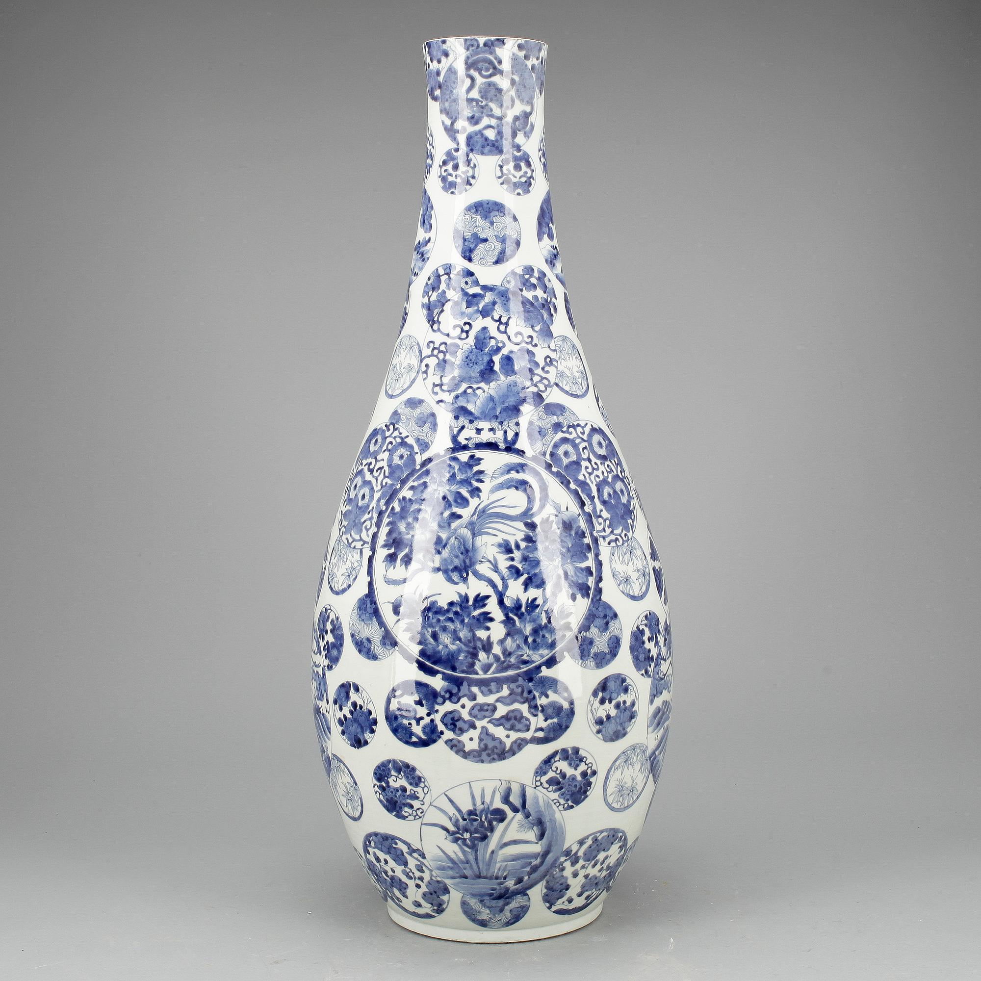 GOLVVAS, porslin, Japan, 1800-talets andra hälft.