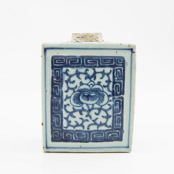 Table lamp (vase) and tea caddy. Late Qing dynasty, late 19th century porcelain.