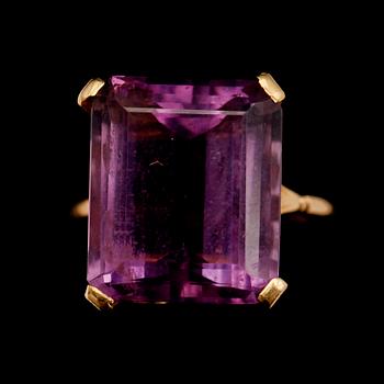 RING, 18 k, med fasetterad ametist.