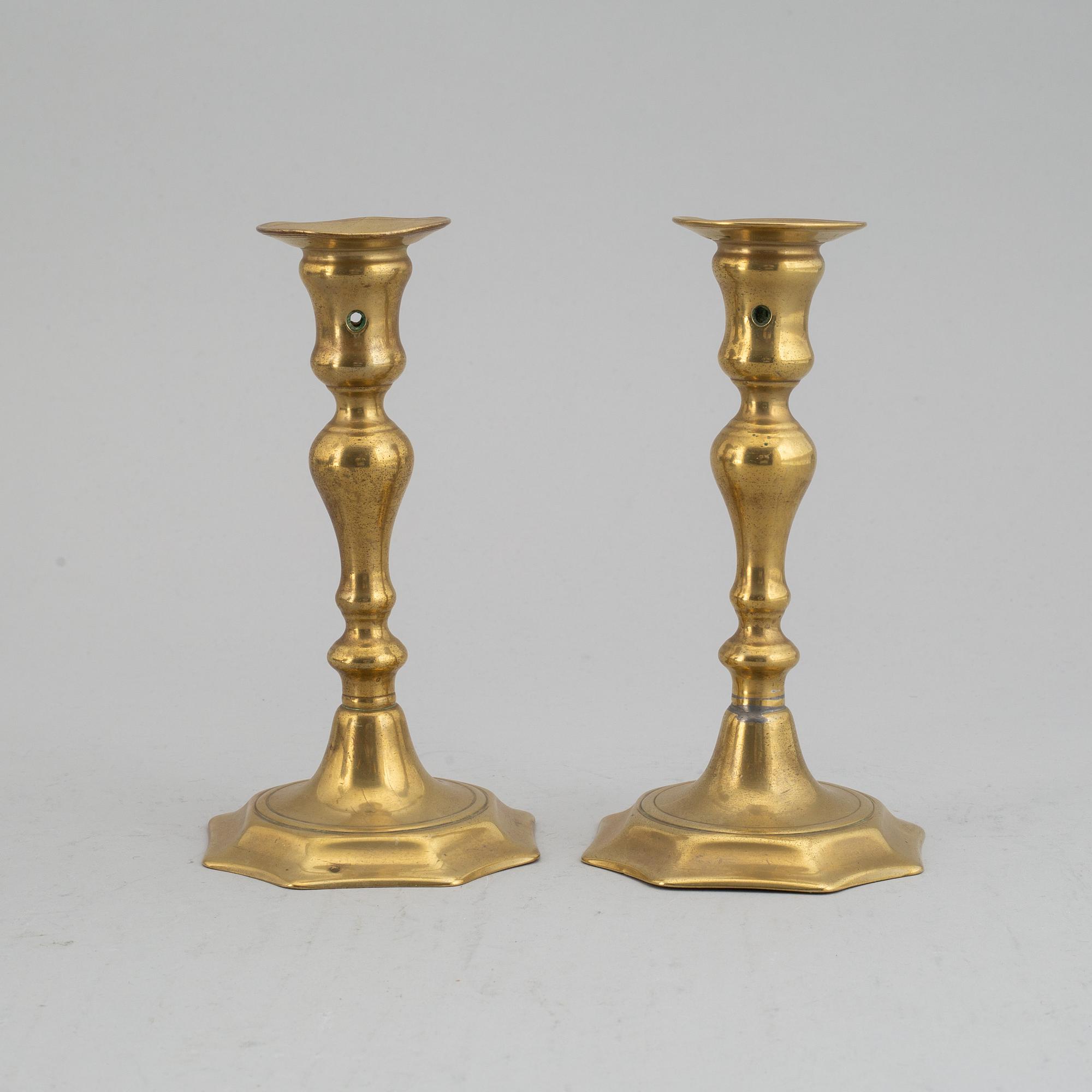 LJUSSTAKAR, ett par, brons, 1700-tal.