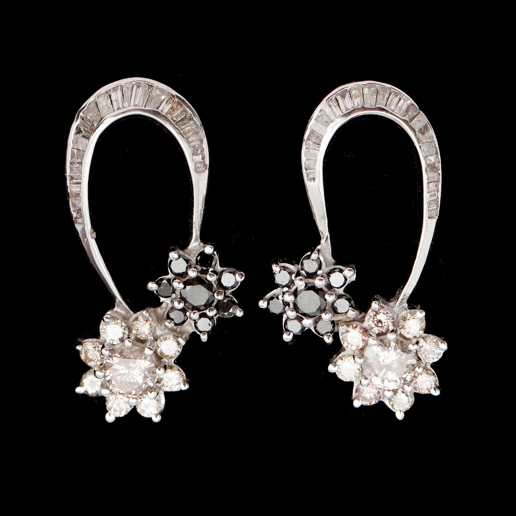 ÖRHÄNGEN, 1 par, vitguld, diamanter 3.06 ct.