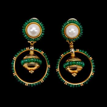 1063. EARRINGS, emeralds and cultured mabe pearls.