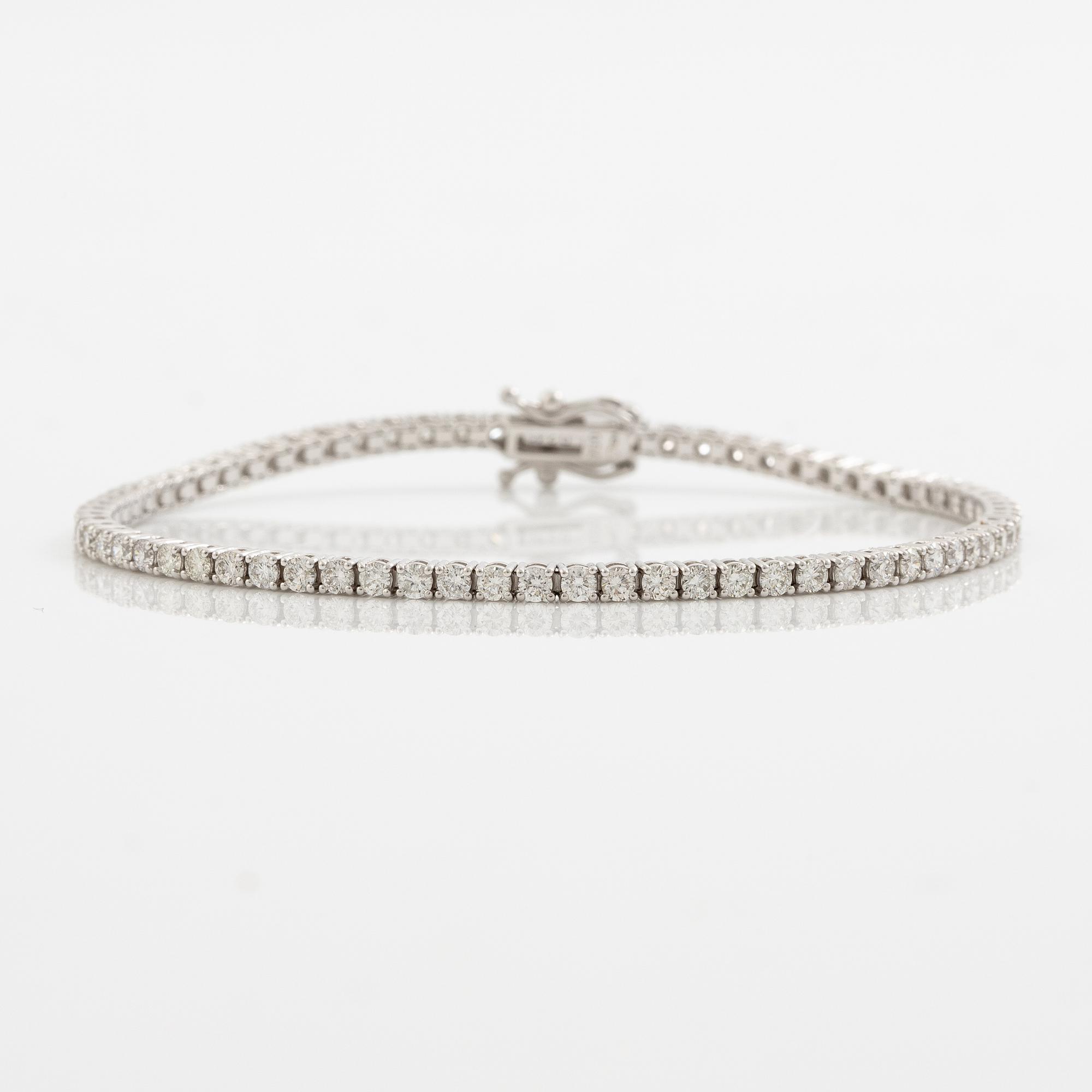 Tennis bracelet 18K white gold with brilliant-cut diamonds.
