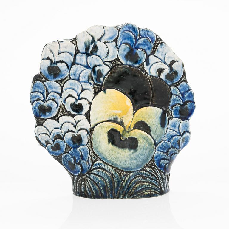 Birger Kaipiainen, a stoneware sculpture signed Kaipiainen Arabia.