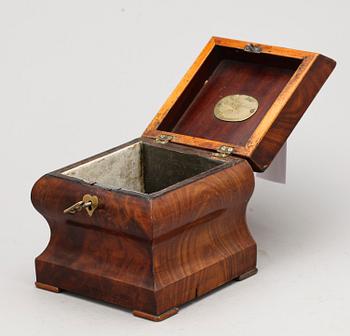 TOBAKSBURK, senempire, daterad 1838.