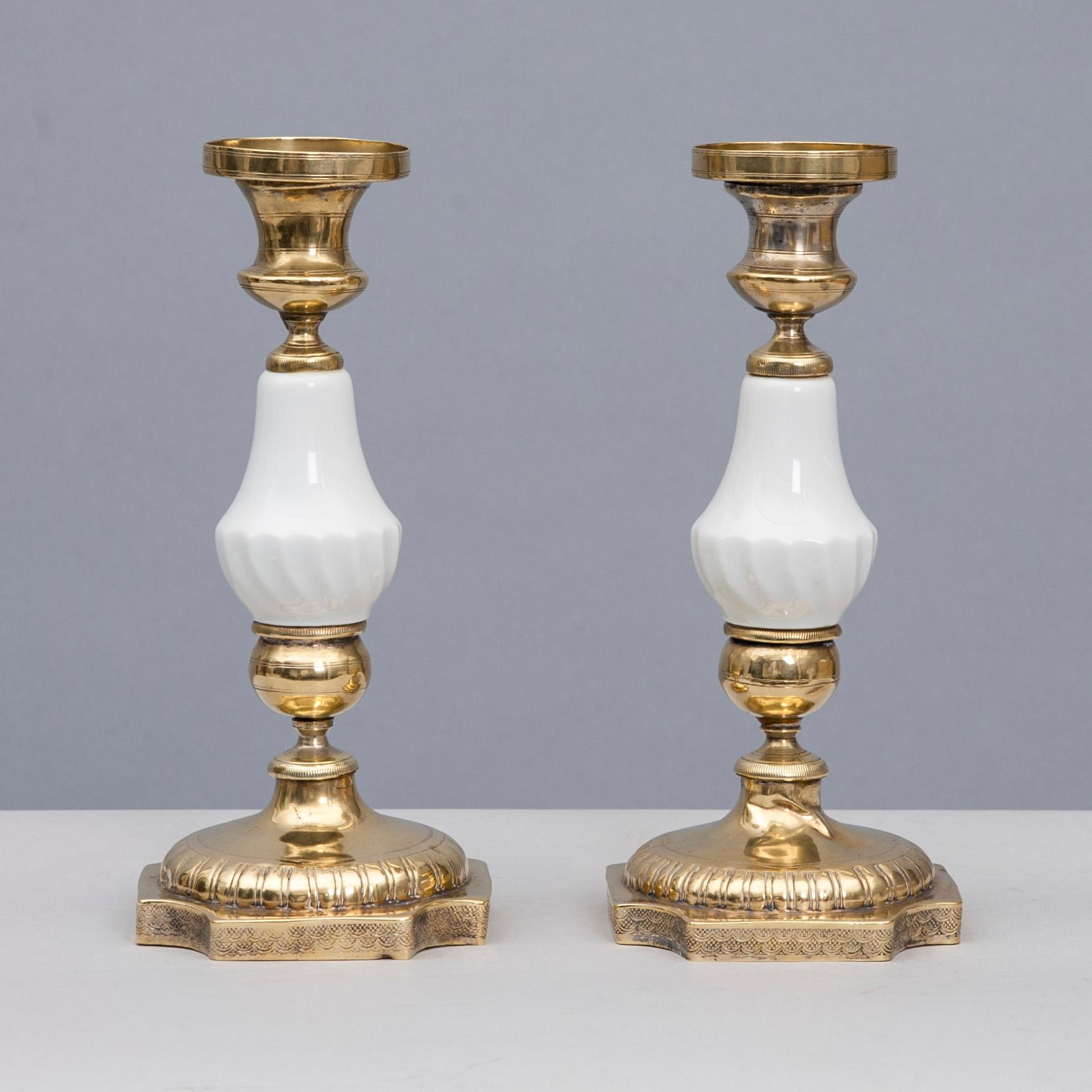 LJUSSTAKAR, ett par, argent haché samt porslin, Ryssland 1800-första hälft.