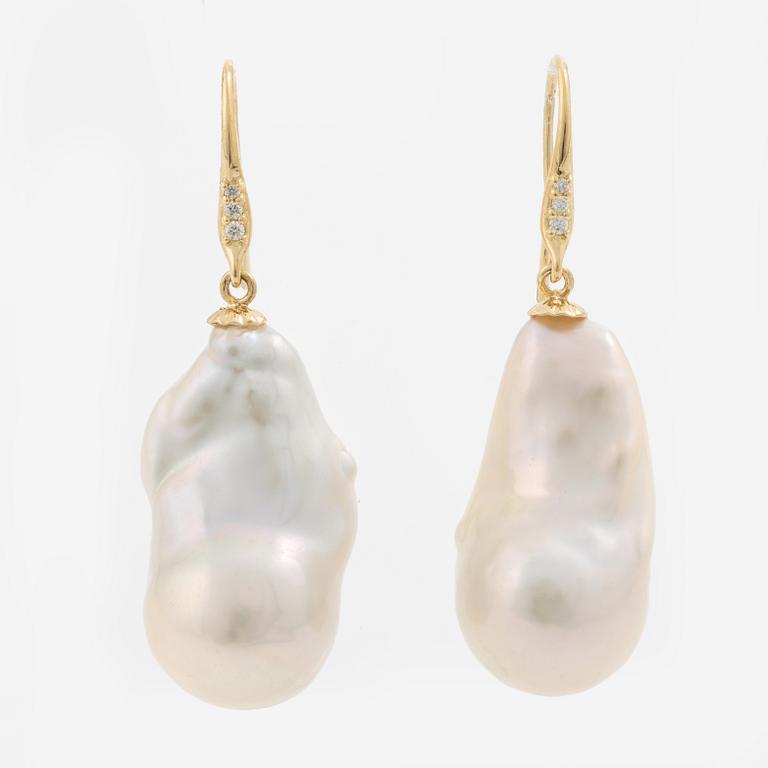 Örhängen 18K guld med odlade barocka sötvattenspärlor och briljantslipade diamanter.