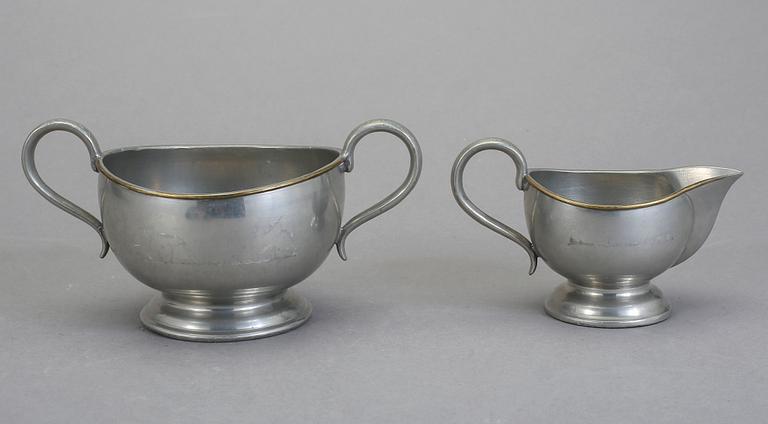 MJÖLKKANNA samt SOCKERSKÅL, två delar, tenn, Svenskt Tenn, 1900-talets första hälft / mitt.