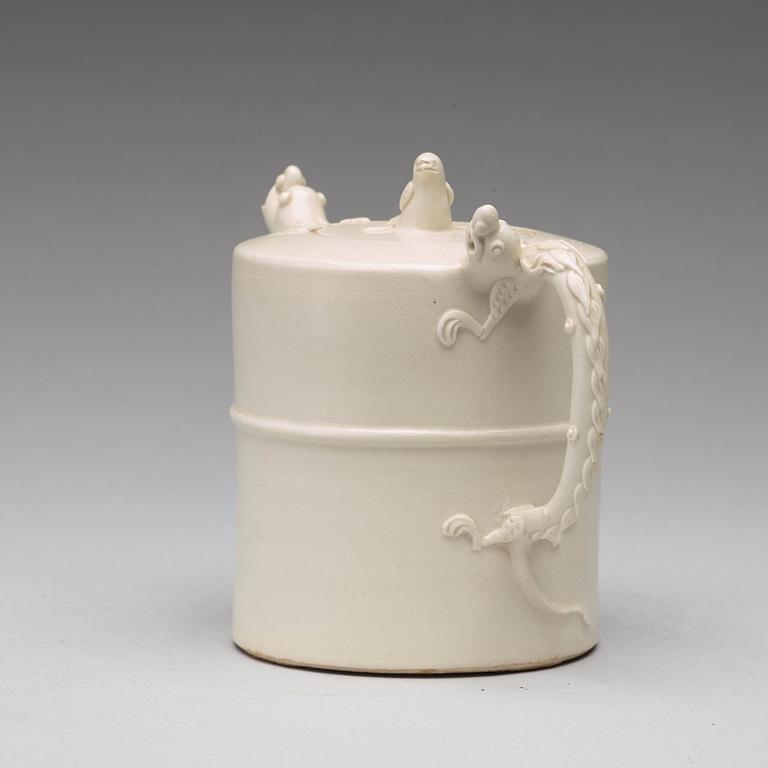 A softpaste tea pot with cover, Qing dynasty, Kangxi (1662-1722).