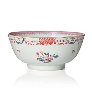 A famille rose bowl, Qing dynasty, Qianlong (1736-95).