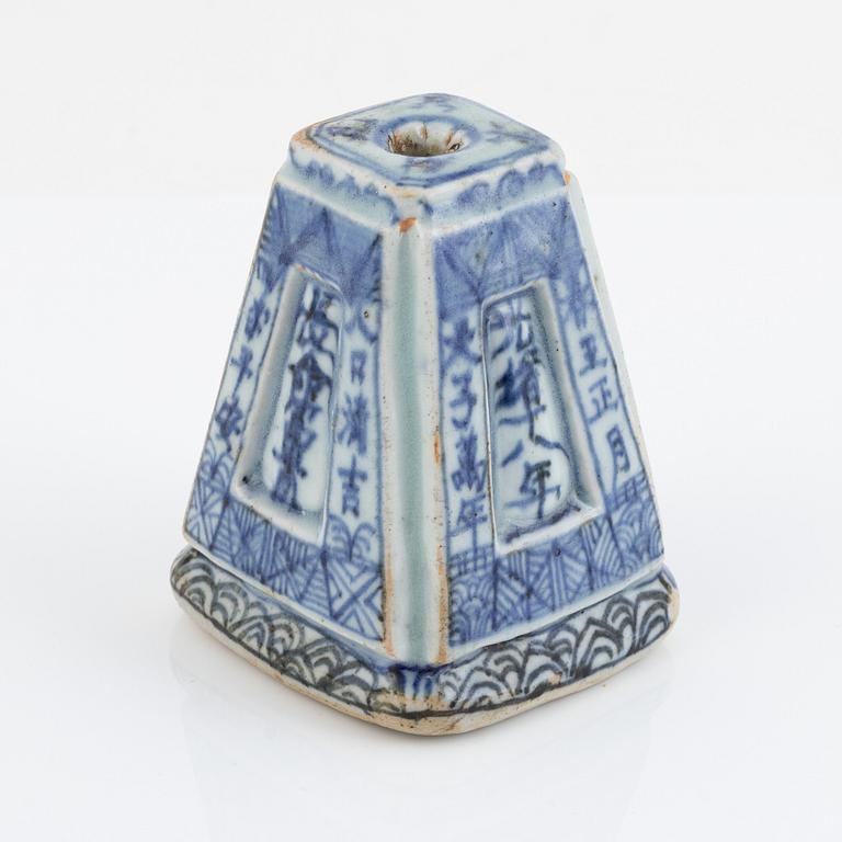 A Chinese blue and white porcelain joss stick holder, Qing dynasti, 19th century.