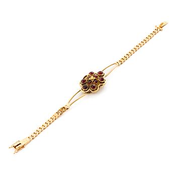 Gustaf Dahlgren & Co, Malmö, 1961. Bracelet in 18K gold with a centrepiece in 14K gold and garnets.