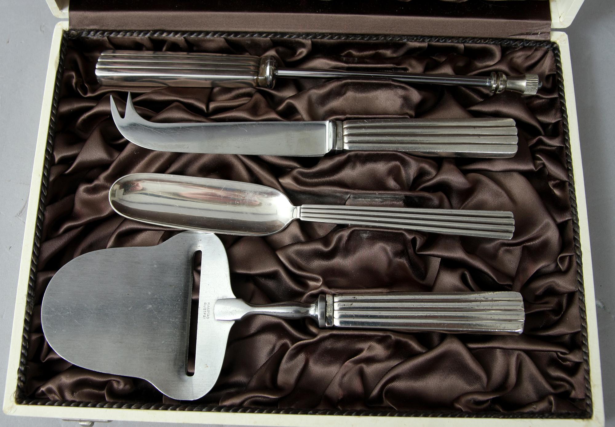 OSTBESTICK, 4 delar. Sterling silver, Denmark. Georg Jensen. Designad av Sigvard Bernadotte 1939.
