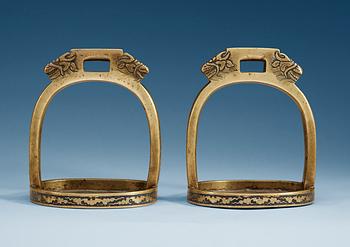 1440. STIGBYGLAR, ett par,  patinerad och emaljerad brons. Qing dynastin, 1800-tal.