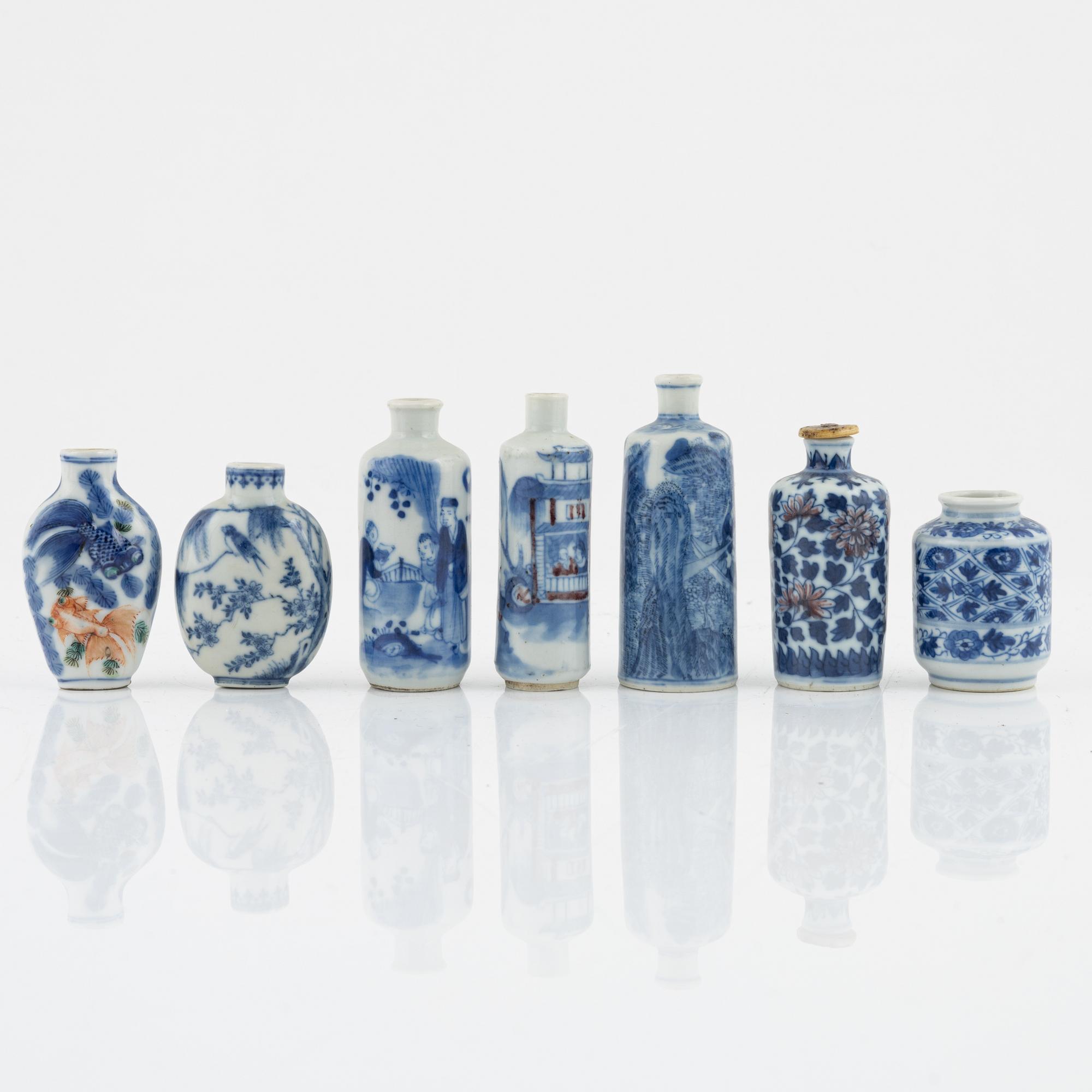 A group of 17 Chinese porcelain objects, China, late Qing/20th Century.