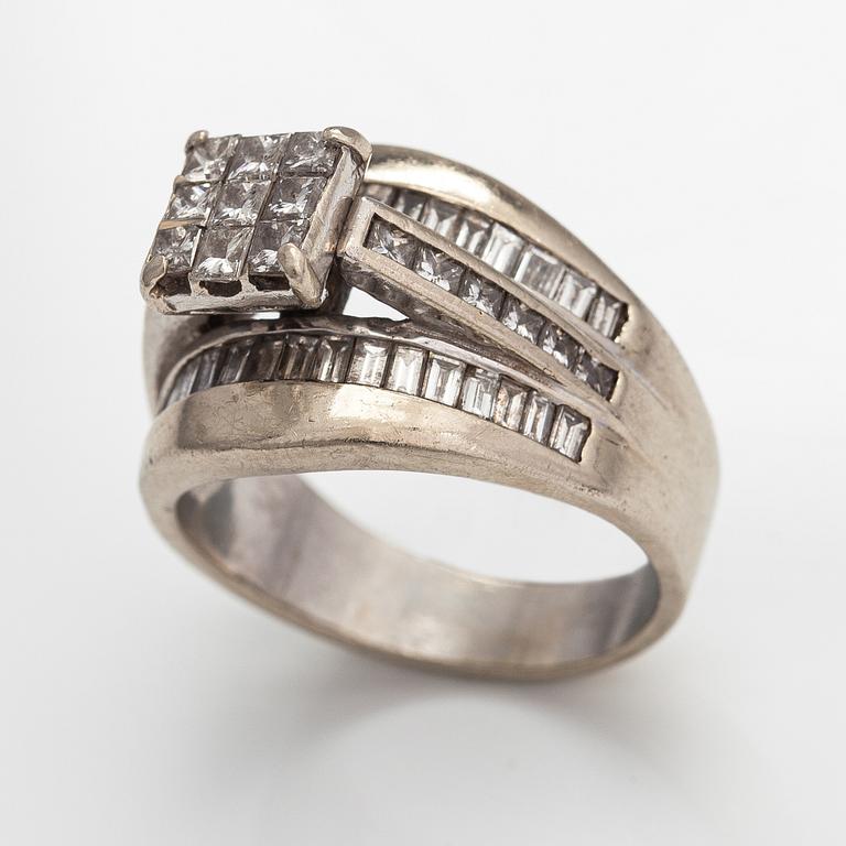 Ring, 14K vitguld, baguette- och princesslipade diamanter ca 1.90 ct tot.